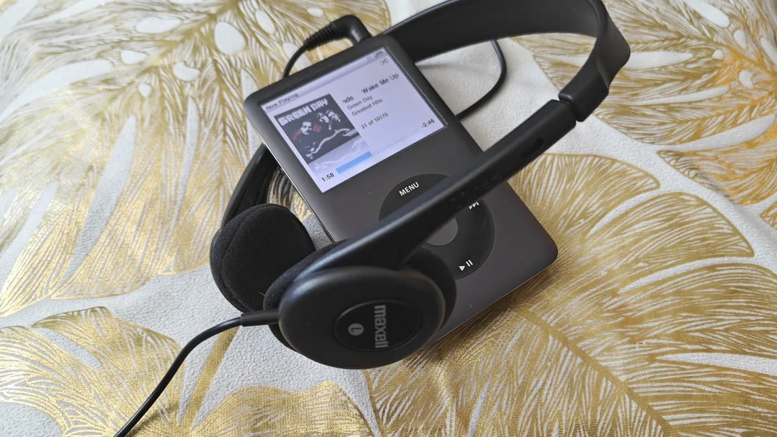 Maxell headphones with an iPod